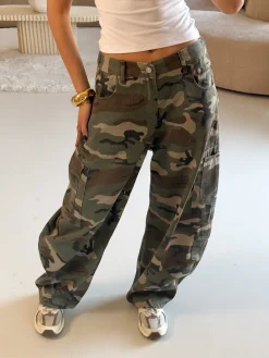 Baggy camo jeans
