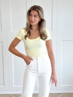 Basic top Claire geel