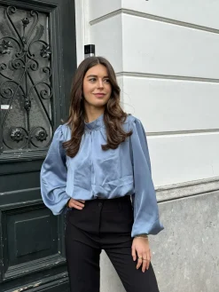 Blouse satin Nora baby blauw