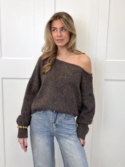 Trui off shoulder Alina bruin