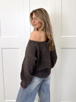 Trui off shoulder Alina bruin